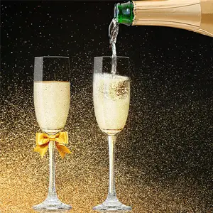 Altamente modest stile classico vino e flauti di vetro bicchieri di champagne