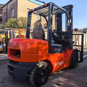 Carretilla elevadora diesel usada de 3 toneladas HELI CPCD con tres maestros para uso minorista en Shanghai - Product Image 1