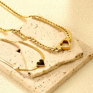 Collar de Moda Impermeable con Colgante de Acero Inoxidable Chapado en Oro de 18k, Cadena Cubana Gruesa de Serpiente y Corazón Hueco para Mujer - Product Image 1