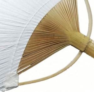 Abanico Redondo Japonés Blanco de Bambú Tallado, Recuerdo de Boda para Eventos, con un Elegante Tema de Amor - Product Image 6
