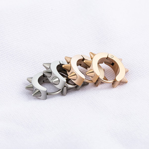 Pendientes Huggie con Puntas de Acero de Titanio en Oro Rosa, Estilo Punk Hip Hop para Hombre, Anillo Triangular Geométrico, Joyería de Moda - Product Image 1