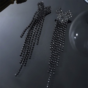 Pendientes Largos de Moda para Mujer, Estilo Europeo y Estadounidense, para el Día de San Valentín, con Pedrería Negra y Borla Larga, para Personas Mayores - Product Image 4