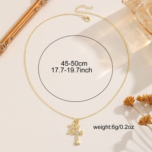 Collana a doppia croce con zirconi incastonati a castone, stile europeo-americano, bicolore oro e argento, di nicchia, di alta gamma, a strati - Product Image 1