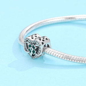จี้รูปหัวใจโปร่งลายใบโคลเวอร์สี่แฉกนำโชค เงินแท้ S925 ประดับด้วยเคลือบสีเขียวและเพชร CZ เหมาะสำหรับใส่กับสร้อยข้อมือแบบ Snake Chain ของขวัญสำหรับผู้หญิง - Product Image 3