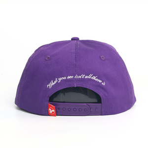 Cappello da papà a 5 pannelli non strutturato con visiera piatta, logo ricamato personalizzato e fibbia con etichetta - Product Image 4