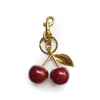 Porte-clés en alliage de zinc avec cerise 3D en cristal, imprimé en relief, mignon et tendance, pour sacs de femmes, accessoires de voiture de luxe, vente en gros