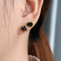 Boucles d'oreilles clous minimalistes en laiton plaqué or 18 carats avec pierre de naissance brute irrégulière, cristal de guérison, bijou quotidien, cadeau pour elle