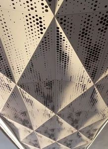 Paneles Minimalistas de Pared Cortina de Aluminio con Diseño Geométrico Perforado, Recubiertos con Pintura en Polvo para Aplicaciones Exteriores - Product Image 1
