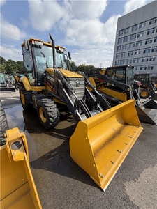 Nouvelle mini-chargeuse-pelleteuse 4x4 Xc8-C2570 avec moteur Weichai & Cummins et stabilisateurs de type "H" - Product Image 4