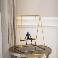 Sculpture créative de figurine assise sur une balançoire, artisanat en métal, décoration de bureau, ornement métallique, personnalisable, décoration intérieure, fourniture d'usine