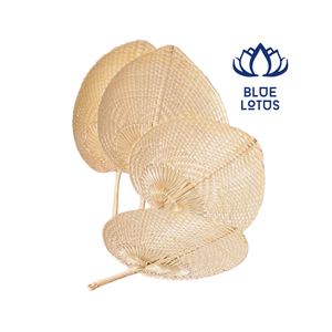 Éventail traditionnel miniature en bambou avec feuille de palmier et raphia, éventail de mariage vietnamien sculpté pour l'été - Product Image 1