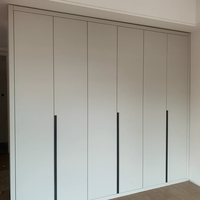 Armoire modulaire avec tiroirs, moderne, en MDF blanc, pour chambre principale, avec détails en métal vert sauge et chêne clair
