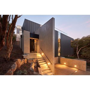Villa moderna con estructura de hormigón, resistente a vientos de más de 121 mph, ideal para la vida costera. - Product Image 2
