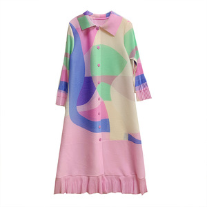 เดรสเชิ้ตพลีททรงหลวมสำหรับผู้หญิงไซส์ใหญ่ ผลิตแบบ ODM เป็นมิตรกับสิ่งแวดล้อม ดีไซน์กระดุมแถวเดียว เอวธรรมชาติ - Product Image 6