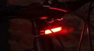 Feu arrière de <span class=keywords><strong>vélo</strong></span> LED bicolore puissant et étanche <span class=keywords><strong>pour</strong></span> fixation arrière/avant/tige de selle - Product Image 4