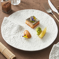 Ensemble d'assiettes en céramique de forme organique, texture écorce d'arbre et roche, vaisselle moderne minimaliste, vente en gros, logo personnalisé, usine OEM