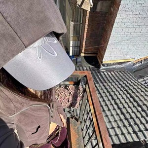 Casquette à visière 6 panneaux en PVC brodée argentée style Wasteland, protection solaire, effet amincissant coréen, haut de gamme, unisexe, en promotion - Product Image 3