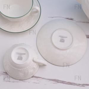 Juego de Té y Café de Diseño Moderno y Lujoso en Blanco con Relieve, Taza y Platillo - Product Image 4