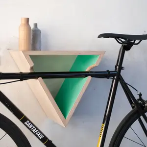 Nature Triangle Shape Wood Bike Rack Wall Bike Hanger Estante de almacenamiento de bicicletas