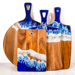 Planche à découper de luxe en bois d'acacia et résine époxy, thème Océan et Plage, taille personnalisée avec poignée, pour hacher et servir le fromage - Product Image 1