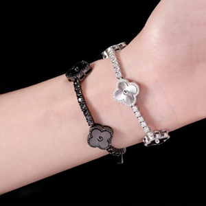 สร้อยข้อมือเทนนิสลายโคลเวอร์สี่แฉกนำโชค ขนาด 3 มม. เงินแท้ S925 ชุบทอง 18k/ดำ ประดับเพชรโมอิสซาไนต์ VVS - Product Image 1