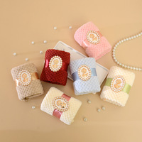 Vente en gros d'articles cadeaux promotionnels baroques serviette de visage en velours corail cadeau souvenir de mariage pour les invités