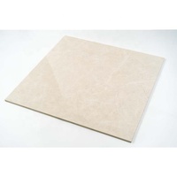 Carrelage en porcelaine émaillée polie 80x80cm, effet marbre brillant pour salon élégant et hall d'hôtel