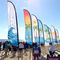 Drapeau publicitaire personnalisé à impression numérique par sublimation, avec base lestée, pour événements extérieurs et promotion.