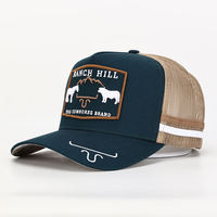 Gorra trucker de malla personalizada de perfil alto con 5 paneles, logotipo bordado de algodón, rayas y estampado digital en el bajo de la visera, estilo Australia