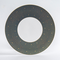 Assiette de glaçure en céramique de chine osseuse de luxe pour plats de mariage Restaurant bleu avec plats et assiettes ronds dorés plateau de chargeur d'hôtel