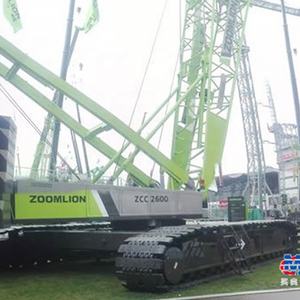 Grue sur chenilles Zoomlion ZCC2600-2 260T avec boîte de vitesses, hauteur de levage maximale de 116 m, moment de levage de 1332 T/M pour usage en construction - Product Image 1