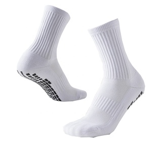 Venta al por mayor de calcetines de agarre atléticos personalizados para los hombres de alta calidad negro blanco tripulación antideslizante deporte fútbol calcetines con logotipo temporada primavera - Product Image 3
