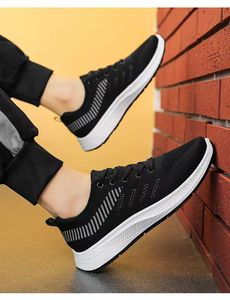 รองเท้าผู้ชายพื้นหนาเรียบง่ายสวมใส่สบายทนทานเล่นกีฬาแบบใหม่ - Product Image 6