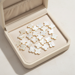 Trèfle à quatre feuilles naturel sur mesure en nacre blanche à dos plat, personnalisation en gros disponible, <span class=keywords><strong>fournisseur</strong></span> de pierres précieuses en forme de trèfle - Product Image 1