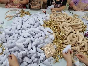 Se vende preciosa cuna de peluche de fieltro hecha a mano, color personalizado, móvil con anillo de madera - Product Image 4