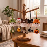 Ornement de voiture fantôme au crochet fait main, pendentif fantôme tricoté mignon avec chapeau, breloque pour rétroviseur, porte-clés de sac, cadeau