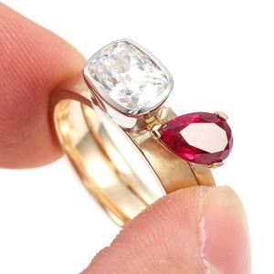 Anillo de Oro Macizo con Dos Piedras de Zafiro Cultivado en Laboratorio, Corte Pera, Rubí y OMC, Joyería de Lujo Personalizada para Boda - Product Image 2