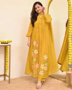 Salwar Kameez Anarkali en coton brodé de fleurs jaunes modernes pour femmes, coupe régulière, pour les occasions spéciales, les mariages, les tenues décontractées - Product Image 1