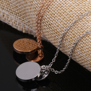 Collier pendentif porte-bonheur en acier inoxydable avec breloque ronde gravée de diamants pour femme, idéal pour le quotidien - Product Image 4