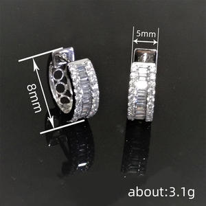 Orecchini a Cerchio in Oro Bianco E3554 con Diamanti Taglio Baguette Incastonati a Canale, Gioielli Classici da Donna - Product Image 6