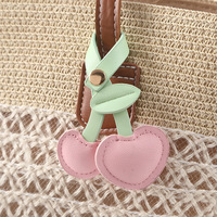 Leren kersensleutelhanger, schattige fruit-tasbedel, minimalistische rugzakhanger, modieuze autosleutelring, dameskledingaccessoire.