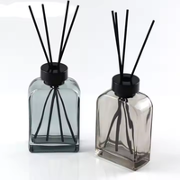 Diffuseur de parfum personnalisé 200 ml en verre de luxe en forme de bouteille avec estampage doré et bouchon à vis sérigraphié