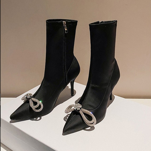 รองเท้าบูทผู้หญิงแบบสวม ดีไซน์โบว์ประดับเพชร วัสดุยืดหยุ่น ส้นหนา ปลายแหลม - Product Image 3