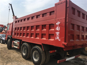 รถบรรทุก HOWO สีแดง รุ่น Heavy Duty พร้อมเครื่องยนต์ Weichai 375 แรงม้า ชั่วโมงการทำงานต่ำ มาตรฐานยูโร 5 ปี ผลิตปี 2024 รถดัมพ์ 6×4 - Product Image 2