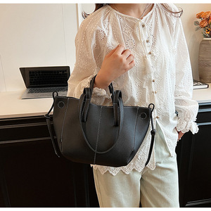 Sac fourre-tout tendance pour femme, style estival, grande capacité, fermeture éclair, design de niche français, couleur unie, PU froissé - Product Image 4