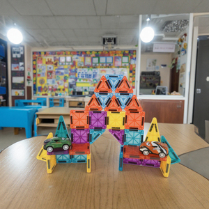 Set di Giocattoli Magnetici Educativi in Scatola di Plastica, Blocchi Magnetici da Costruzione 3,75cm, 43 Pezzi di Piastrelle Magnetiche per Auto, Novità 2026 - Product Image 3