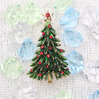 1 broche en forme de sapin de Noël avec émail vert, strass rouges, détails dorés et étoiles, pour décorer les vêtements