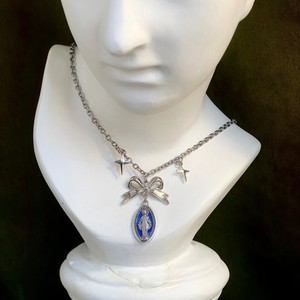 Collar con colgante ovalado de lazo a la moda con dijes de estrella, chapado en plata para mujer, cadena para clavícula, estilo retro, combina con todo - Product Image 3