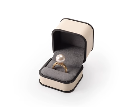 แหวนสีเบจ