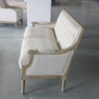 Nouveau design Canapé en bois à dossier carré Chaise unique pour fête de mariage et villa Meubles de salon prêts à la location avec emballage